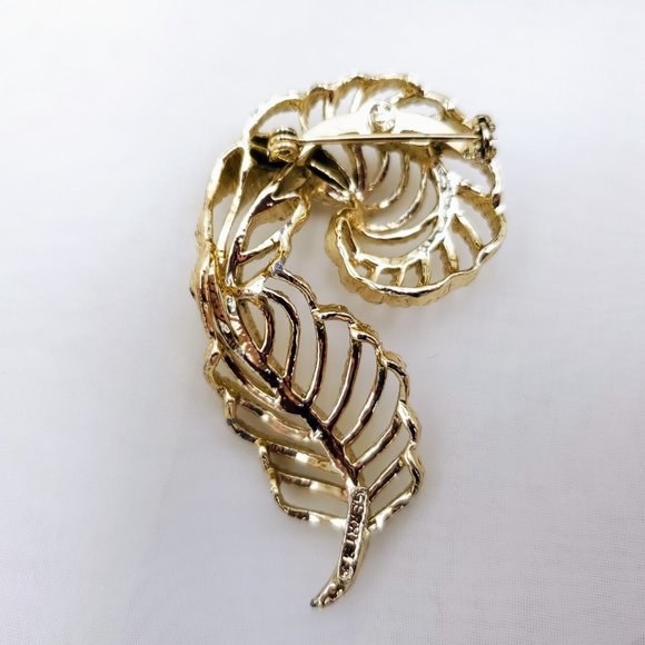 Vintage Gerry's Large Gold Feather Brooch, Dark academia feather pin, Scarf pin - Picture 8 of 9